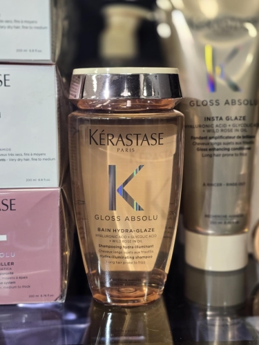 Kérastase Gloss Absolu Bain Hydra-Glaze – szampon nawilżająco-nabłyszczający na półce sklepowej