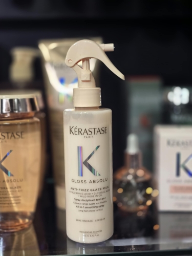 Kérastase Gloss Absolu Anti-Frizz Glaze Milk – spray wygładzający na półce sklepowej