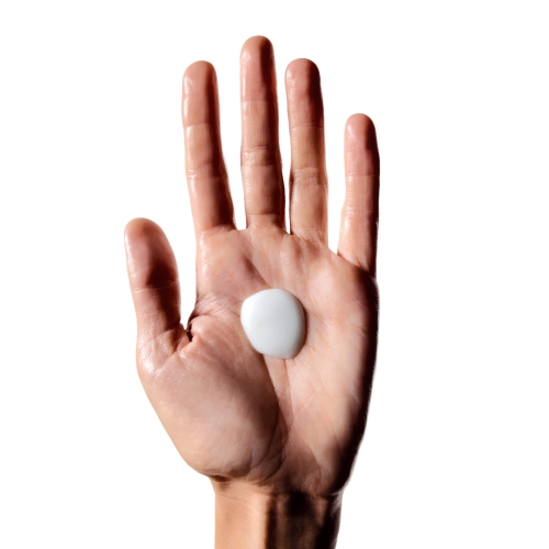 Dłoń z niewielką ilością szamponu, prezentująca teksturę i ilość do aplikacji szamponu Absolut Repair Molecular.