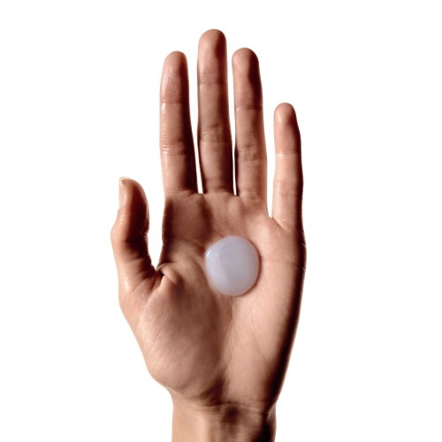 Konsystencja szamponu Vitamino Color Spectrum – kremowa, perłowa formuła na dłoni.