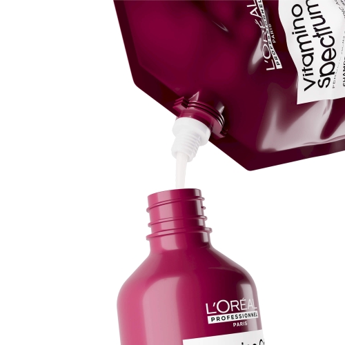 Uzupełnianie butelki szamponem L'Oréal Vitamino Color Spectrum z opakowania refill.