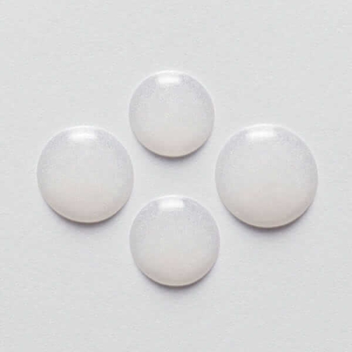 Krople białego serum Kérastase Extentioniste na białym tle