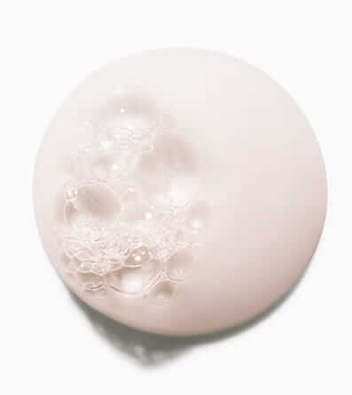 Tekstura szamponu – jasnoróżowy, perłowy żel z pianą