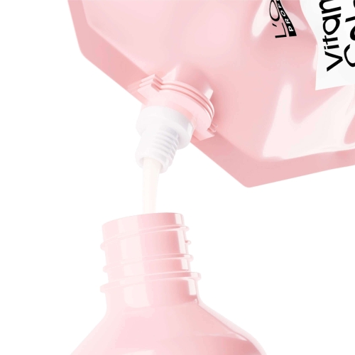 Uzupełnianie butelki szamponu L'Oréal Vitamino Color z opakowania Refill.