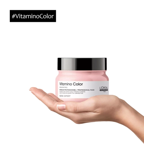L'Oréal Professionnel Vitamino Color Maska 250 ml w słoiczku na dłoni.