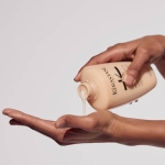 Aplikacja szamponu Kérastase Curl Manifesto Bain Hydratation Douceur na dłoń