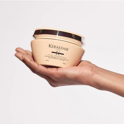 Kérastase Curl Manifesto Masque Beurre Haute Nutrition – odżywcza maska do włosów kręconych i falowanych 200 ml w dłoni
