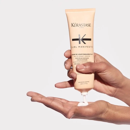 Aplikacja kremu do loków Kérastase Curl Manifesto Crème de Jour na dłoń