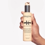Kérastase Curl Manifesto Gelée Curl Contour 150 ml w dłoni – butelka z pompką