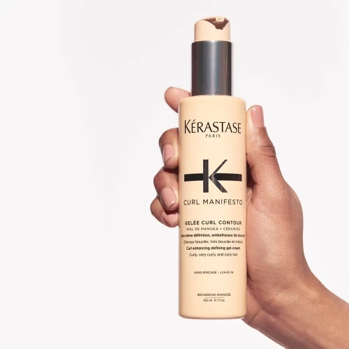 Kérastase Curl Manifesto Gelée Curl Contour 150 ml w dłoni – butelka z pompką