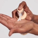 Aplikacja żelu Kérastase Gelée Curl Contour na dłoń – kremowo-żelowa formuła