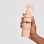 Kérastase Curl Manifesto Refresh Absolu 190 ml w dłoni