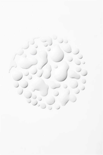 Konsystencja sprayu odświeżającego loki - lekkie mleczko w kroplach