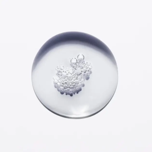 Przezroczysta kropla szamponu Kérastase Chronologiste w makro ujęciu