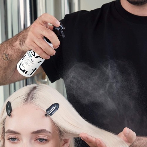 Aplikacja sprayu L’Oréal Tecni.Art Flex Waves na włosy podczas stylizacji