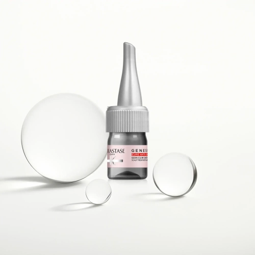 Ampułka Kérastase Genesis na tle szklanych kul