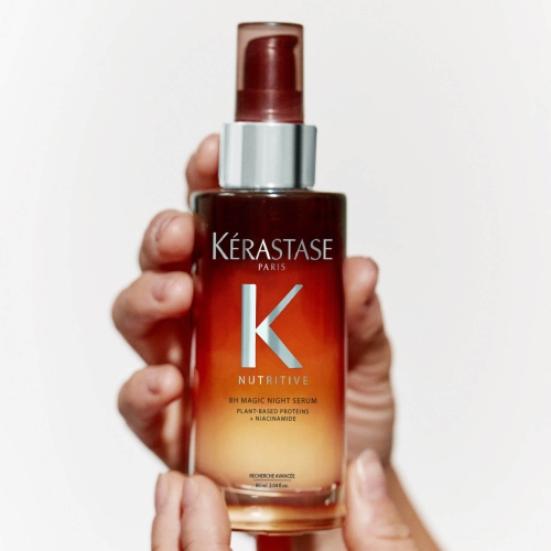 Kérastase Nutritive 8H Magic Night Serum w dłoniach