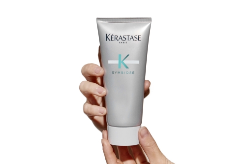 Kérastase Symbiose Micro-Peeling – peeling do skóry głowy trzymany w dłoniach
