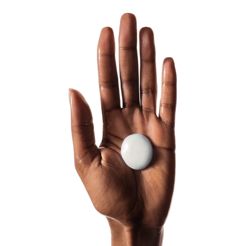 Porcja odżywki L’Oreal Vitamino Color Spectrum na dłoni – kremowa formuła