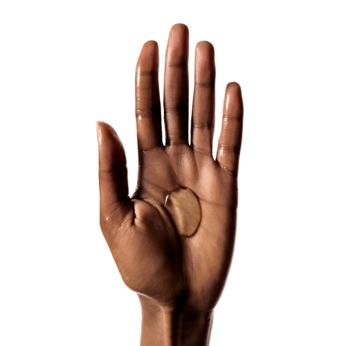 Konsystencja L’Oréal Metal Detox Pre-Shampoo – kropla produktu na dłoni