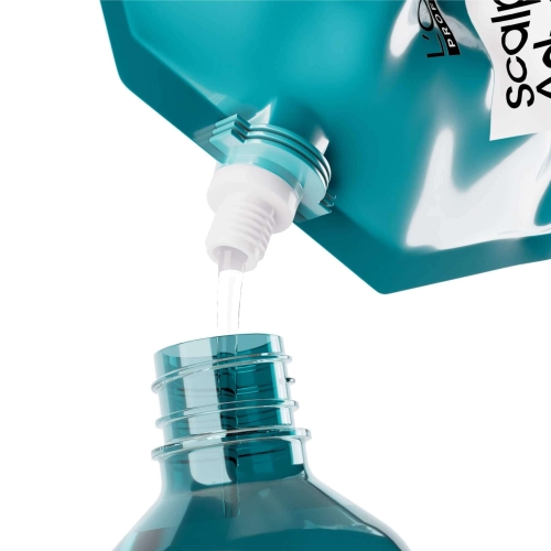 Szampon L’Oréal Scalp Advanced Anti-Discomfort Refill w trakcie przelewania do butelki.