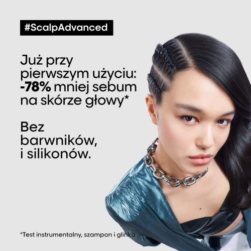 Modelka z gładkimi włosami po użyciu produktów Scalp Advanced Anti-Oiliness.