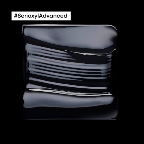 Gęsta, czarna konsystencja szamponu L'Oréal Serioxyl Advanced na czarnym tle z napisem #SerioxylAdvanced.