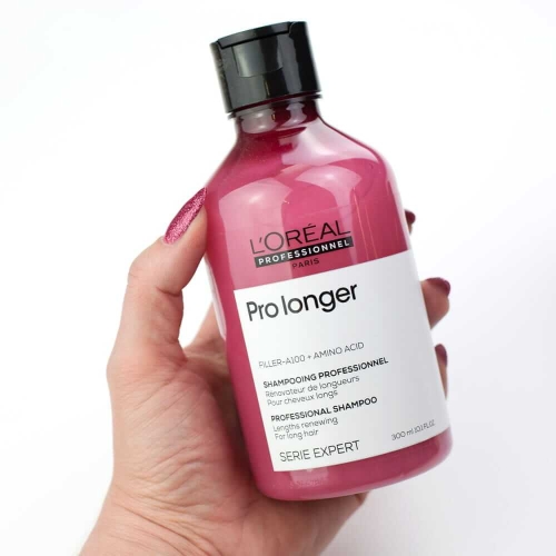 Szampon L’Oreal Professionnel Pro Longer 300 ml trzymany w dłoni – różowa butelka z czarną nakrętką
