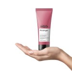 L’Oréal Professionnel Pro Longer Odżywka 200 ml – różowa tubka prezentowana w dłoni