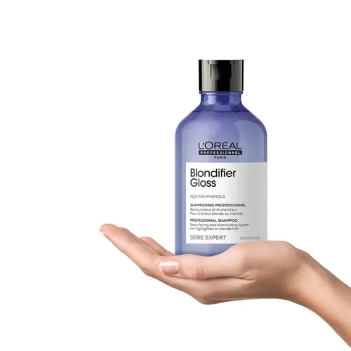 Szampon L’Oréal Blondifier Gloss 300 ml prezentowany na dłoni