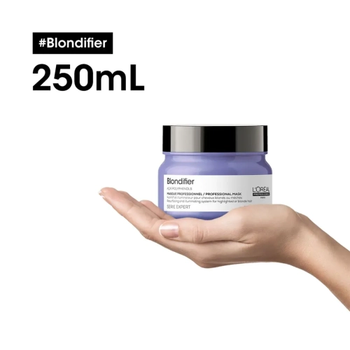L’Oréal Blondifier Maska 250 ml prezentowana na dłoni – fioletowy słoiczek