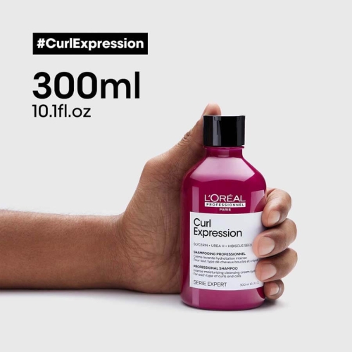 L'Oréal Professionnel Curl Expression szampon do włosów kręconych 300 ml trzymany w dłoni.