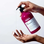 L'Oréal Professionnel Curl Expression szampon do włosów kręconych 500 ml trzymany w dłoni.