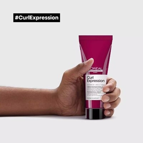 Dłoń trzymająca Krem Długotrwale Nawilżający Curl Expression 200 ml – krem leave-in