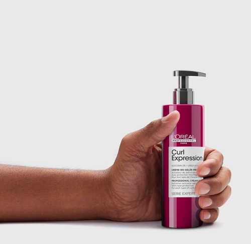 Żelowy krem Curl Expression 250 ml w dłoni