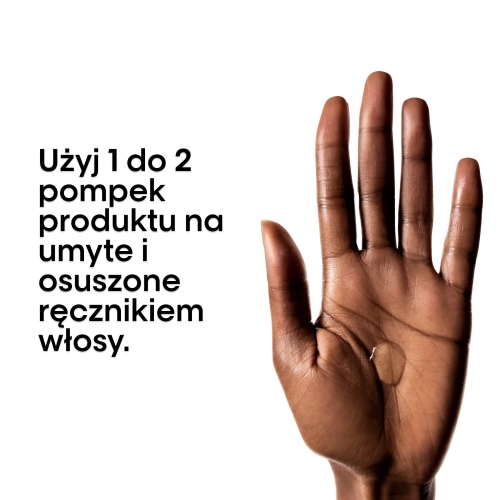 Dłoń z nałożoną porcją olejku Absolut Repair, obok instrukcja stosowania.