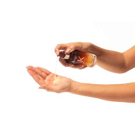 Aplikacja Kérastase 8H Magic Night Serum na dłonie