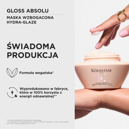 Maska Kérastase Gloss Absolu w różowo-beżowym słoiczku trzymana w dłoni