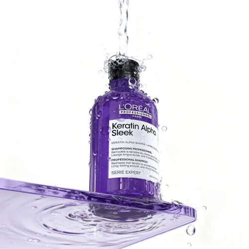 Keratin Alpha Sleek szampon 300 ml butelka pod strumieniem wody
