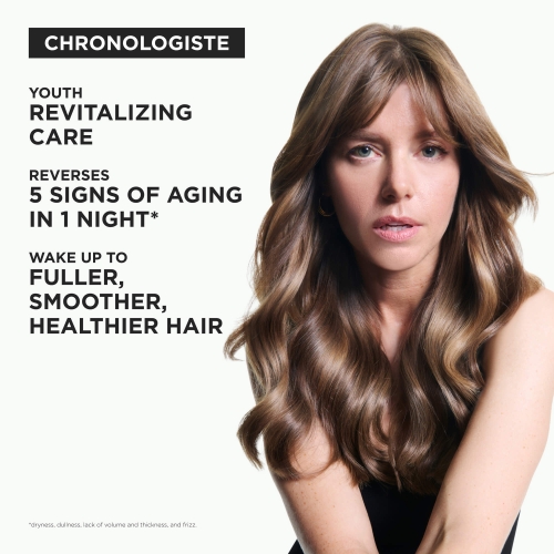 modelka z długimi lśniącymi włosami efekt pielęgnacji Kérastase Chronologiste